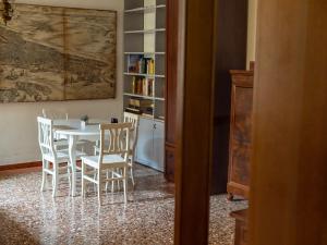 cocina y comedor con mesa y sillas en Love Island Venice, en Venecia