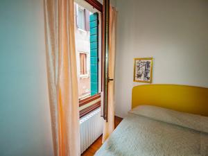 ヴェネツィアにあるLove Island Veniceのベッドルーム(ベッド1台、窓付)