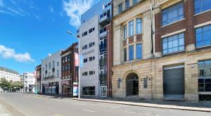 een lege straat in een stad met gebouwen bij UR STAY Apartments Leicester in Leicester