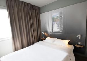 Postel nebo postele na pokoji v ubytování B&B HOTEL Valence TGV Romans