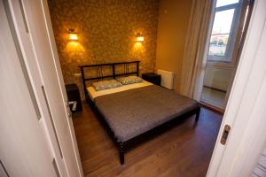 
A bed or beds in a room at Сувороff apart Квартира с двумя спальнями и просторной кухней
