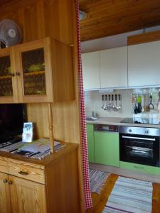 Kuchyňa alebo kuchynka v ubytovaní Bungalows Raschun Grabelsdorf Etruskerweg 10 A-9122 St.Kanzian