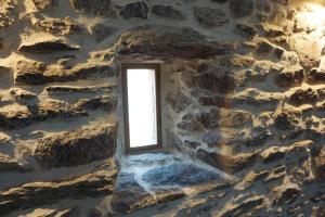 a window in a stone wall with a window sill at Maison Entre Terre Et Pierre, proche Nantes aéroport in Bouguenais