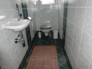 Kúpeľňa v ubytovaní Bungalows Raschun Grabelsdorf Etruskerweg 10 A-9122 St.Kanzian + 16 fotografií