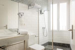a bathroom with a shower and a toilet and a sink at YIT Casablanca in Granada +45 photos