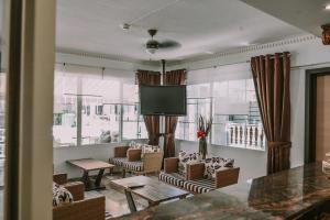 Hotel Kostas tesisinde bir restoran veya yemek mekanı