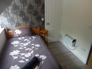 Cama ou camas em um quarto em Travellers Rest Motel