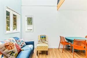 Kabina on Vail في جيردوود: غرفة معيشة مع أريكة زرقاء وطاولة