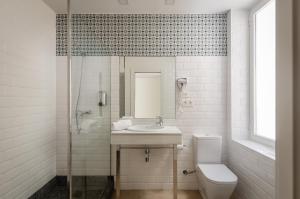 uma casa de banho com um lavatório, um WC e um espelho. em YIT Casablanca em Granada
