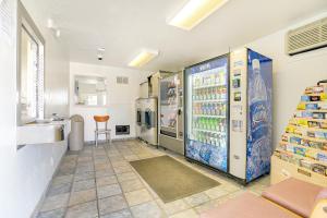 Cette chambre comprend un réfrigérateur avec des boissons. dans l'établissement OYO Hotel South Bend - Campus, à South Bend