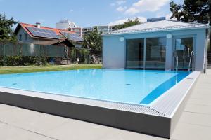 una piscina en una casa en Balcony/pool/free parking garage Studio, en Viena