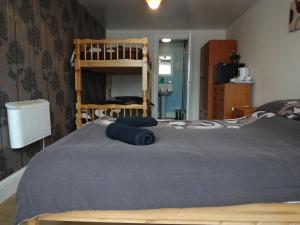 Cama ou camas em um quarto em Travellers Rest Motel