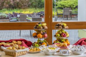 een tafel met borden groenten en fruit bij Corvin Hotel Budapest Sissi Wing in Boedapest