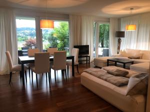 沃爾特湖畔韋爾登的住宿－Luxus Seeappartements，客厅配有沙发和桌子