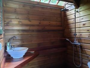 Koupelna v ubytování Les Bananes Vertes Ecolodges + 37 fotografií