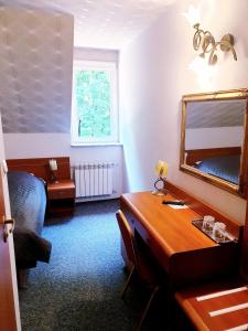 Un pat sau paturi într-o cameră la Hotel Magnat