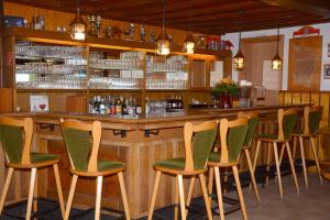 eine Bar mit grünen Stühlen in einem Restaurant in der Unterkunft Gästehaus Zum Stehling in Monschau