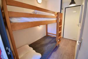 Bunk bed o mga bunk bed sa kuwarto sa STUDIO CABINE COSY TRÈS CALME RÉSIDENCE ALPAGES 2 AU PIED DES PISTES