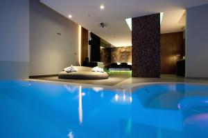 Bazén v ubytování Mood - Private Suites nebo v jeho okolí
