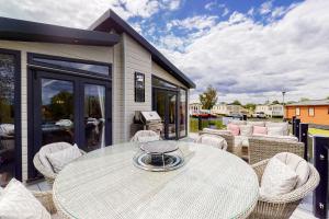 Foto de la galería de Tattershall VIP Lodge- Lakeside setting with hot tub and private fishing peg situated on Osprey lake tattershall park en Tattershall