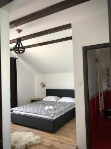 - une chambre avec un lit doté d'une tête de lit noire dans l'établissement Casa Paunescu, à Miloştea