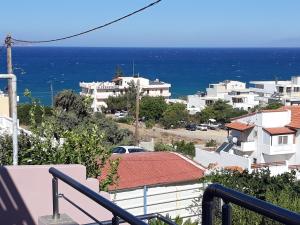 una vista del océano desde un balcón en Elena House, en Kalamaki