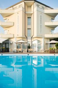 - une vue sur l'hôtel depuis la piscine dans l'établissement Grand Hotel, à Forte dei Marmi