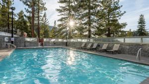 una piscina con sillas y árboles en el fondo en Holiday Inn Club Vacations - Tahoe Ridge Resort, an IHG Hotel en Stateline