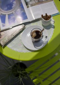 une tasse de café sur un plateau sur une table dans l'établissement Modern apartmeents near Central Park, à Poltava