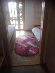 ズビエジニエツにあるStadnina koni Tarkaの窓のある小さな客室で、床に敷物が敷かれています。