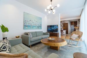 een woonkamer met een bank en een tafel bij iKu Urban Apartment in Kavala