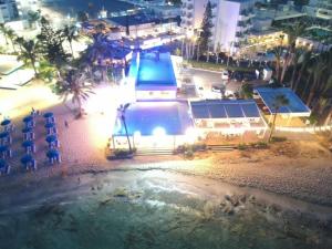 z góry widok na plażę w nocy w obiekcie Karousos Beach Rooms w Ajia Napa