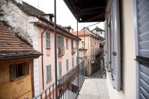 un vicolo in un centro storico con edifici di Dimora Domese a Domodossola