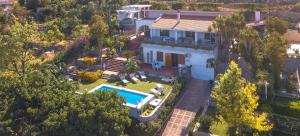 an aerial view of a house with a swimming pool at La Villa di Sofia in Santa Flavia