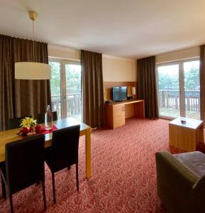 a hotel room with a dining table and a living room at Apart-Elisabeth in Mieming