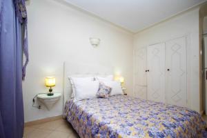 um pequeno quarto com uma cama e uma mesa de cabeceira e uma cama sidx sidx sidx em Appart-Hotel EZZAHIA by HMS em Marraquexe