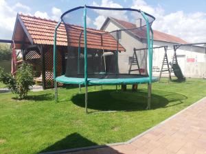 un parque infantil con columpio en un patio en Penzion Kozak B&B, en Sebedražie