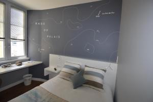 a bedroom with a bed and a wall with stars at Hotel Atlantique in Le Palais