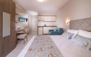 1 dormitorio con 1 cama grande y cocina en Hotel Olga en Sarti