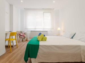una camera da letto con un letto con due peluche sopra di Urban Class apartament by the urban hosts a Bilbao