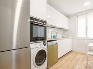 ビルバオにあるElcano Urban Class Vivienda Turística reformado con wifiのキッチン(洗濯機、乾燥機付)