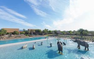 un gruppo di pinguini e cavalli in piscina di Camping & Resort Sangulí Salou a Salou