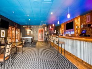 Лаундж или бар в Days Inn by Wyndham Conneaut