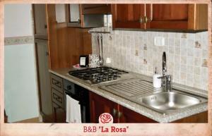 Cucina o angolo cottura di B&B La Rosa