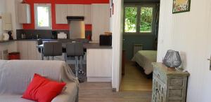 cocina y sala de estar con sofá y mesa en GUETHARY APPARTEMENT PLAIN PIED PROCHE PLAGE CENITZ en Guéthary