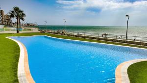 The swimming pool at or close to Apartamento La Manga SPACE