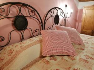 ein Schlafzimmer mit einem Bett mit zwei Kissen darauf in der Unterkunft La Costa Di Gavedo in Gavedo