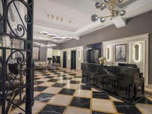 una hall con pavimento a scacchi in bianco e nero di Azzap Hotel Galata a Istanbul
