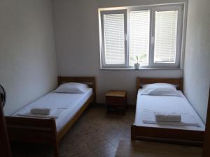 Postel nebo postele na pokoji v ubytování 4 Bedroom Apartment in Tisno (8+4)