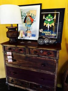 an old dresser with a lamp and a picture on it at Pousada Côté Sud in São Miguel dos Milagres
